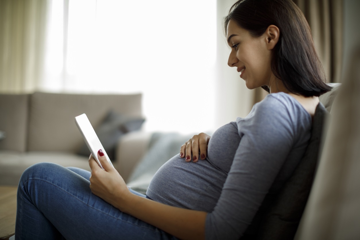 Pregnant mom using digital technology