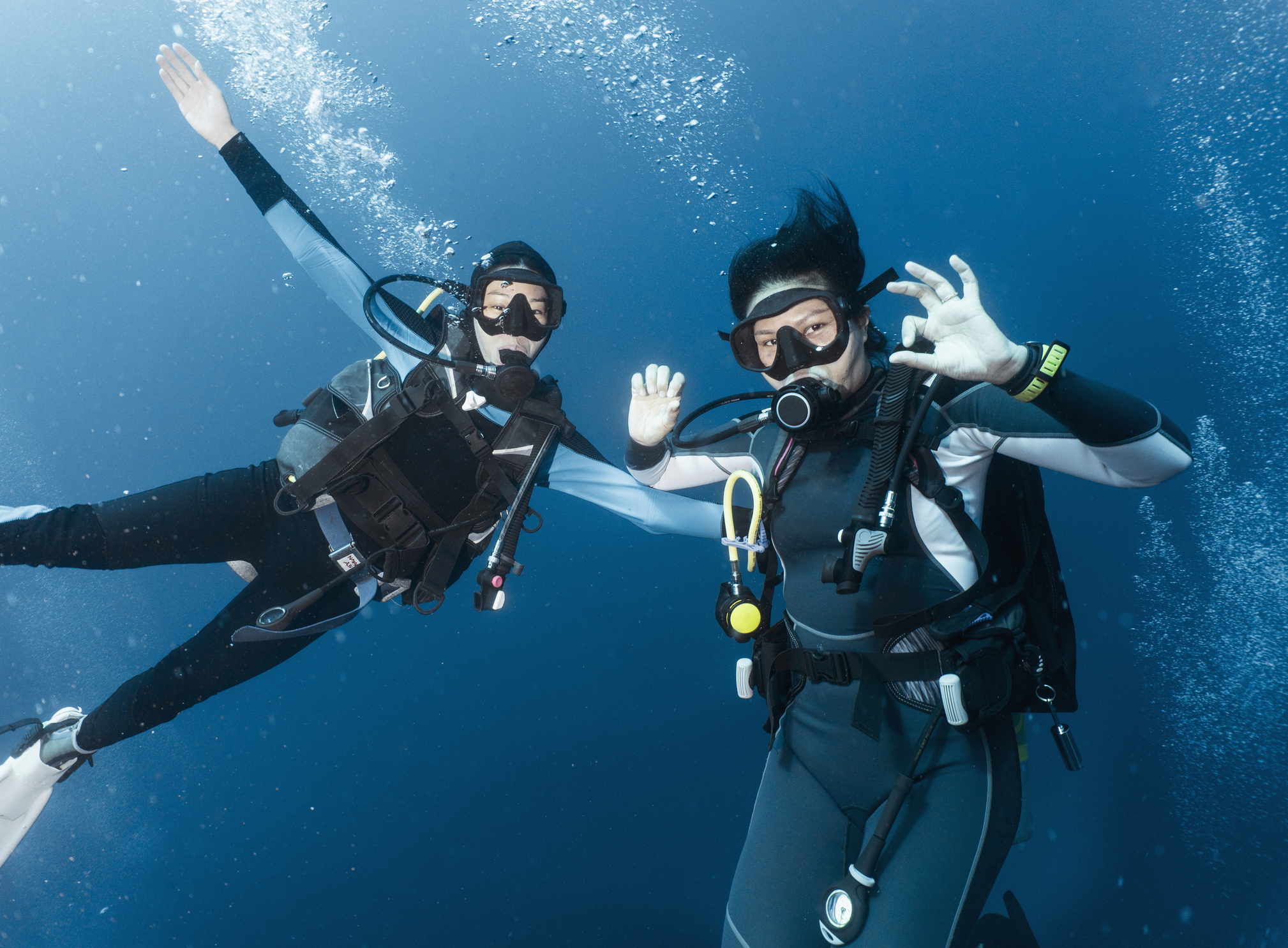 friends having fun diving at Tubbataha Reef