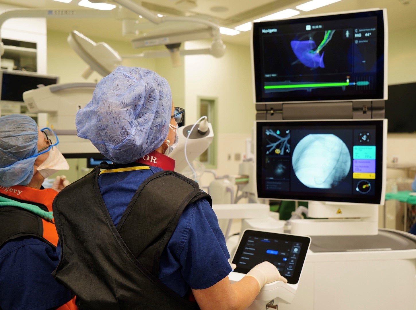 A surgical team in an OR uses robotic technology for lung cancer diagnosis and treatment