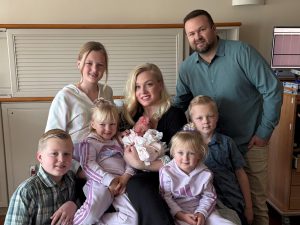 Miranda and her husband Jordan take a picture with their six children.