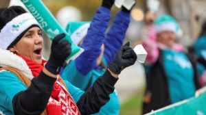 Sutter volunteer cheers on CIM runners