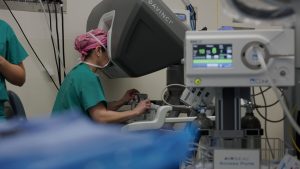 Dr. Rita Kwan-Feinberg operates using a single-port robot.